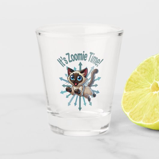 Es ist Zoomie Time Siamese Cat Schnapsglas (Vorderseite)