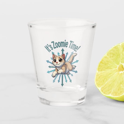 Es ist Zoomie Time Tan Bicolor Cat Schnapsglas (Vorderseite)