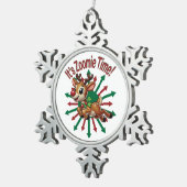 "Es ist Zoomie Time! Weihnachtsmann Schneeflocken Zinn-Ornament (Rechts)