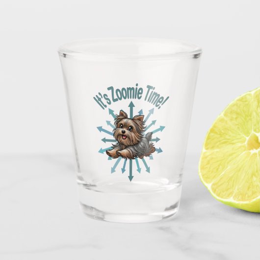 Es ist Zoomie Time Yorkshire Terrier Schnapsglas (Vorderseite)