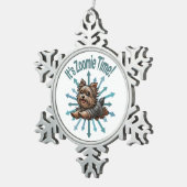Es ist Zoomie Time Yorkshire Terrier Schneeflocken Zinn-Ornament (Rechts)