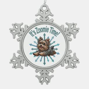 Es ist Zoomie Time Yorkshire Terrier Schneeflocken Zinn-Ornament