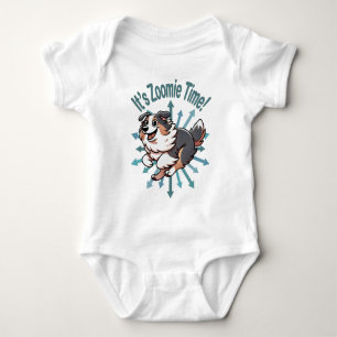 Es ist Zoomie-Zeit Australian Shepherd Baby Strampler