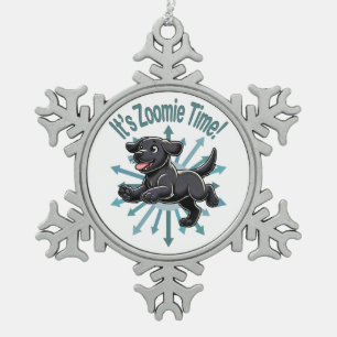 Es ist Zoomie Zeit Black Lab Schneeflocken Zinn-Ornament
