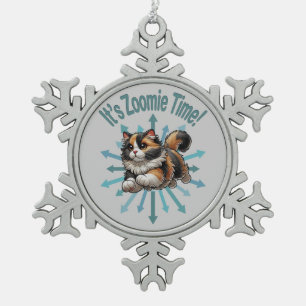 Es ist Zoomie-Zeit Calico-Katze Schneeflocken Zinn-Ornament