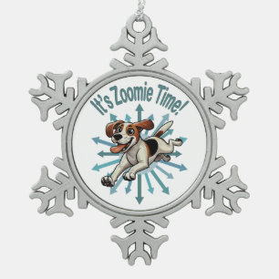 Es ist Zoomie Zeit Mittelgroßer Beagle Mischling Schneeflocken Zinn-Ornament