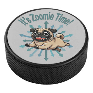 Es ist Zoomie Zeit Mops Eishockey Puck