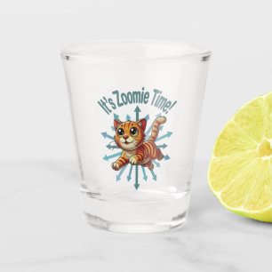 Es ist Zoomie-Zeit Orange Tabby-Katze Schnapsglas