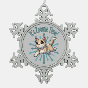 Es ist Zoomie-Zeit Tan Zweifarbenkatze Schneeflocken Zinn-Ornament
