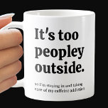 Es ist zu Mensch im Freien Kaffeetasse<br><div class="desc">Humorvolle Kaffeezubereitung mit Sprichwort: "Es ist zu..also bleibe ich ein und kümmere mich um meine Koffeinabhängigkeit." Personalisieren Sie das Bild mit einem vertikal auf der Seite gedruckten Namen. Macht ein lustiges Geschenk oder perfekt für sich.</div>