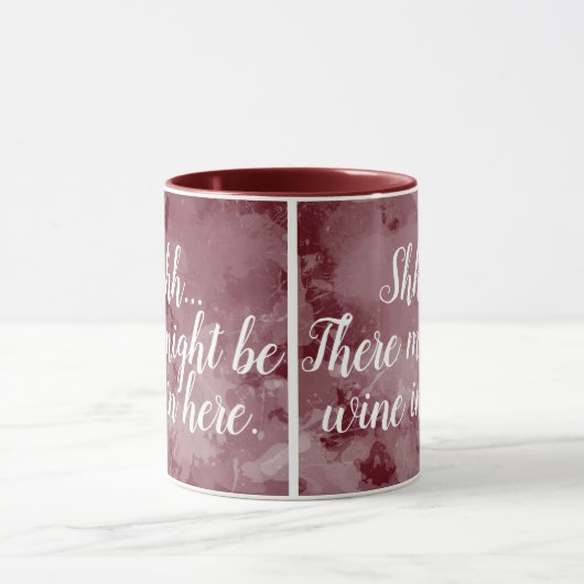 Es könnte sein Wine in Here Funny Maroon Script Tasse (Zentrum)