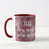 Es könnte sein Wine in Here Funny Maroon Script Tasse (Links)