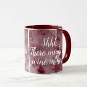 Es könnte sein Wine in Here Funny Maroon Script Tasse (VorderseiteRechts)