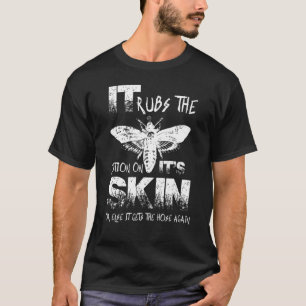 Es krümmt die Lotion an seinem Vintagen Insekt in  T-Shirt