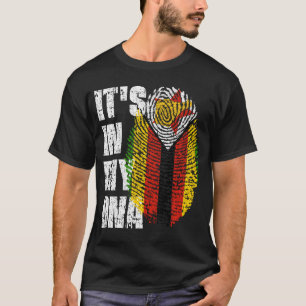 ES LIEGT IN MEINER DNA Simbabwe Flagge Junge Mädch T-Shirt