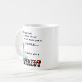 Es macht einen zum PATRIOT Kaffeetasse (Vorderseite Links)