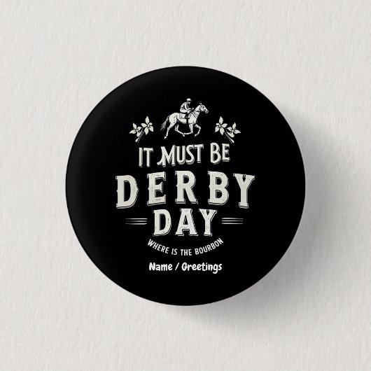 Es muss Derby Day Nice Hat, wo Bourbon ist Button (Vorderseite)