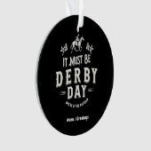 Es muss Derby Day Nice Hat, wo Bourbon ist Ornament (Vorderseite)
