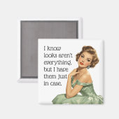 Es sieht nicht alles aus, was Funny Retro Hausfrau Magnet (Vorderseite/Rückseite)
