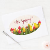 Es sind Frühlingsfarbene Tulpen Ovaler Aufkleber (Umschlag)