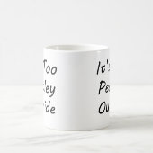 Es sind zu Leute draußen Kaffeetasse (Mittel)