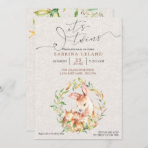 Es sind zwei Baby-Duschkabinen in Leafy-Kranz