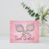 ES SIND ZWEI MÄDCHEN BABY RATTLE VON SHARON SHARPE POSTKARTE (Stehend Vorderseite)