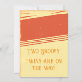 Es sind Zwillinge! Zwei Groovy Pregnancy Ankündigu Einladung (Vorderseite)