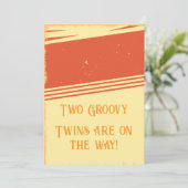 Es sind Zwillinge! Zwei Groovy Pregnancy Ankündigu Einladung (Stehend Vorderseite)
