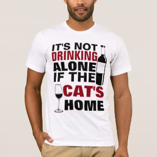 ES TRINKT NICHT ALLEIN, WENN DIE KATZE ZUHAUSE IST T-Shirt