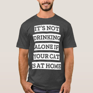 Es trinkt nicht allein, wenn Ihre Katze auf Zuhaus T-Shirt