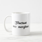 Es wird durch die Wellen geworfen, aber es sinkt Kaffeetasse (Links)