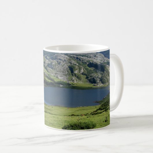 es zerteilt Seen von Covadonga in Asturias, Kaffeetasse (VorderseiteRechts)