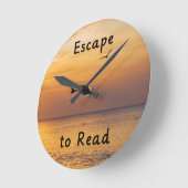 Escape to Read Wall Clock | Book Lover Quote Runde Wanduhr (Winkel)