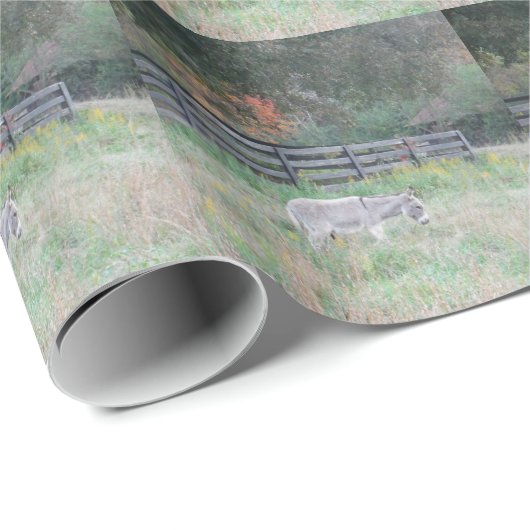 Esel in einem Herbstfeld. Geschenkpapier (Rolleneckpunkt)