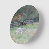 Esel in einem Herbstfeld. Runde Wanduhr (Winkel)