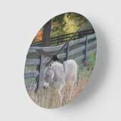 Esel in einem Herbstfeld Runde Wanduhr (Winkel)