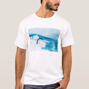 Eselspinguin, Pygoscelis Papua, springt ab T-Shirt