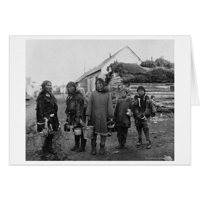 Eskimo Berry Pickers in Nome, Alaska Fotograf (Vorderseite (Horizontal))