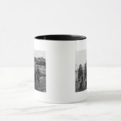 Eskimo Berry Pickers in Nome, Alaska Fotograf Tasse (Zentrum)