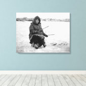 Eskimo Eisfischerei in Nome, Alaska Fotografie Leinwanddruck (Insitu (Holzboden))