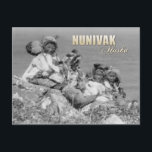 Eskimo Kinder in Kostümen, Nunivak, Alaska Postkarte<br><div class="desc">Eskimoskinder,  die sich am Rande einer Klippe in Urlaubskostüme aufhalten.  Nunivak,  Alaska (c1929).  Foto: Edward S. Curtis Collection

Design © HTM Images</div>