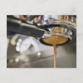 Espresso aus der Kaffeemaschine gießen Einladungspostkarte (Vorderseite)