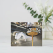 Espresso aus der Kaffeemaschine gießen Einladungspostkarte (Stehend Vorderseite)