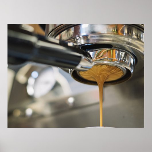 Espresso aus der Kaffeemaschine gießen Poster (Vorne)