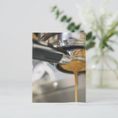 Espresso aus der Kaffeemaschine gießen Postkarte (Stehend Vorderseite)
