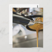 Espresso aus der Kaffeemaschine gießen Postkarte (Vorne/Hinten)