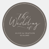Espresso Brown Script Classic Minimalist Wedding Runder Aufkleber (Vorderseite)