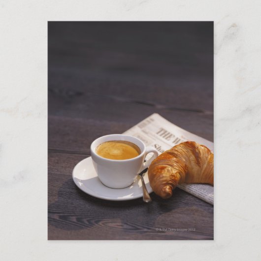 Espresso, Croissants und Zeitungen Postkarte (Vorderseite)