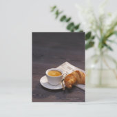 Espresso, Croissants und Zeitungen Postkarte (Stehend Vorderseite)